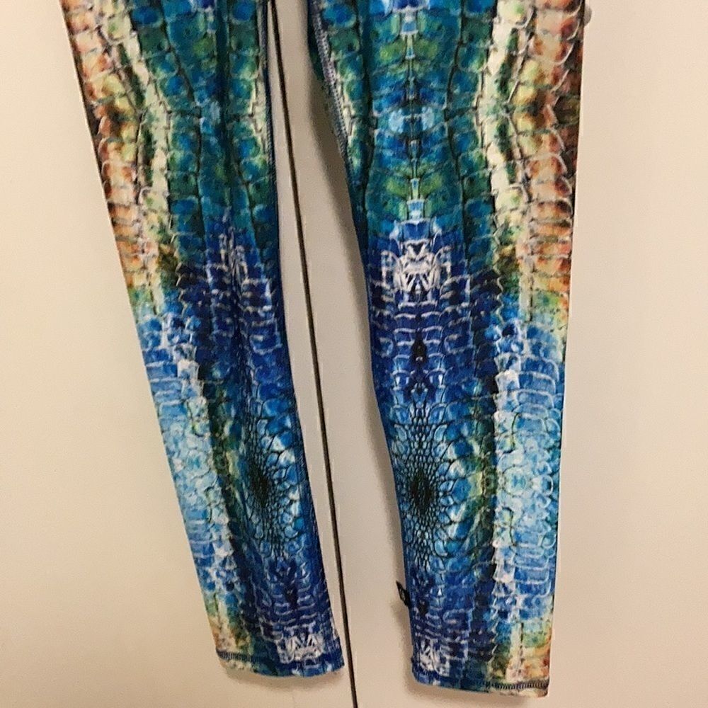 Terez NWOT Performance Legging in Multicolored Reptile Print. Size XS. - Picture 5 of 8